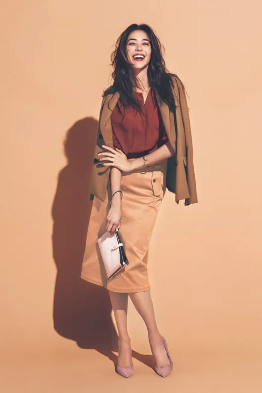 ベージュジャケット×白ブラウス×タイトスカート×パンプスの大人レディースオフィスカジュアルコーデ