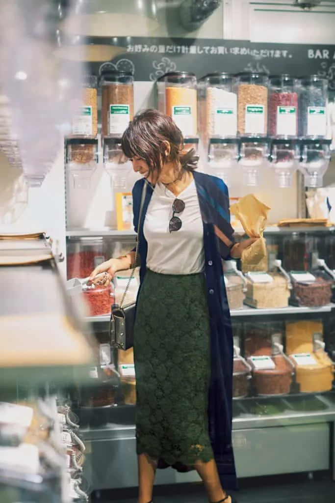 ロングカーディガン×白Tシャツ×レーススカート×パンプスの大人レディースオフィスカジュアルコーデ