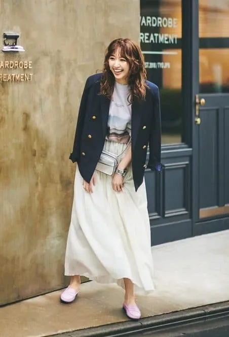 紺ブレ×白カットソー×白フレアスカート×ローファーの大人レディースオフィスカジュアルコーデ