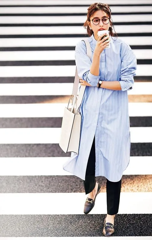 水色シャツワンピース×黒クロップドパンツの大人レディースオフィスカジュアルコーデ