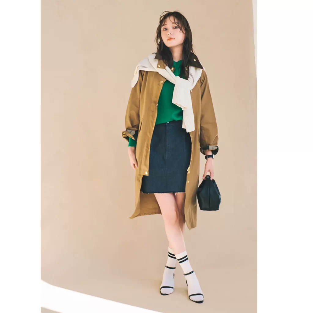 デニムミニスカート×ロング丈アウターのコーデ。ベージュのロング丈アウターで脚の露出をカムフラージュ