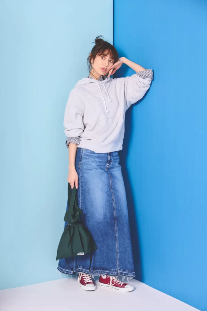 ロングデニムスカート×フーディに赤のコンバースの休日コーデ