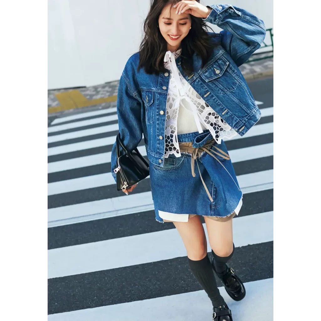 デニムミニスカート×デニムジャケットのセットアップ風コーデ