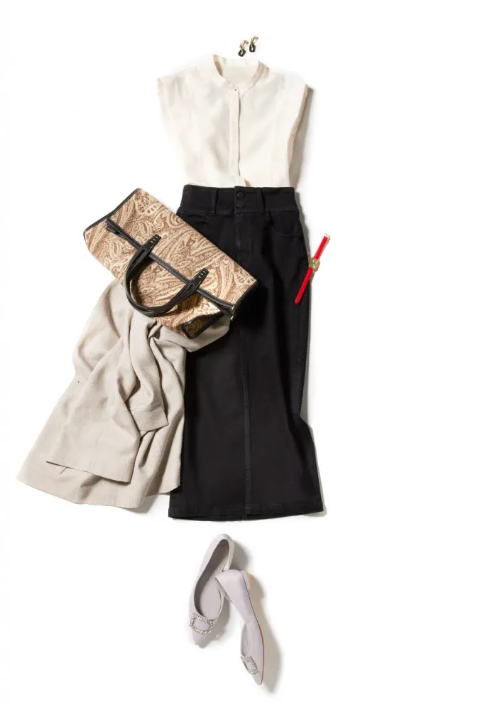 黒デニムスカート×ブラウスの夏のオフィスカジュアルコーデ