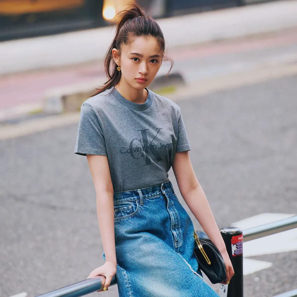 デニムスカート×ブランドロゴTシャツ。レトロな雰囲気のコーデに。