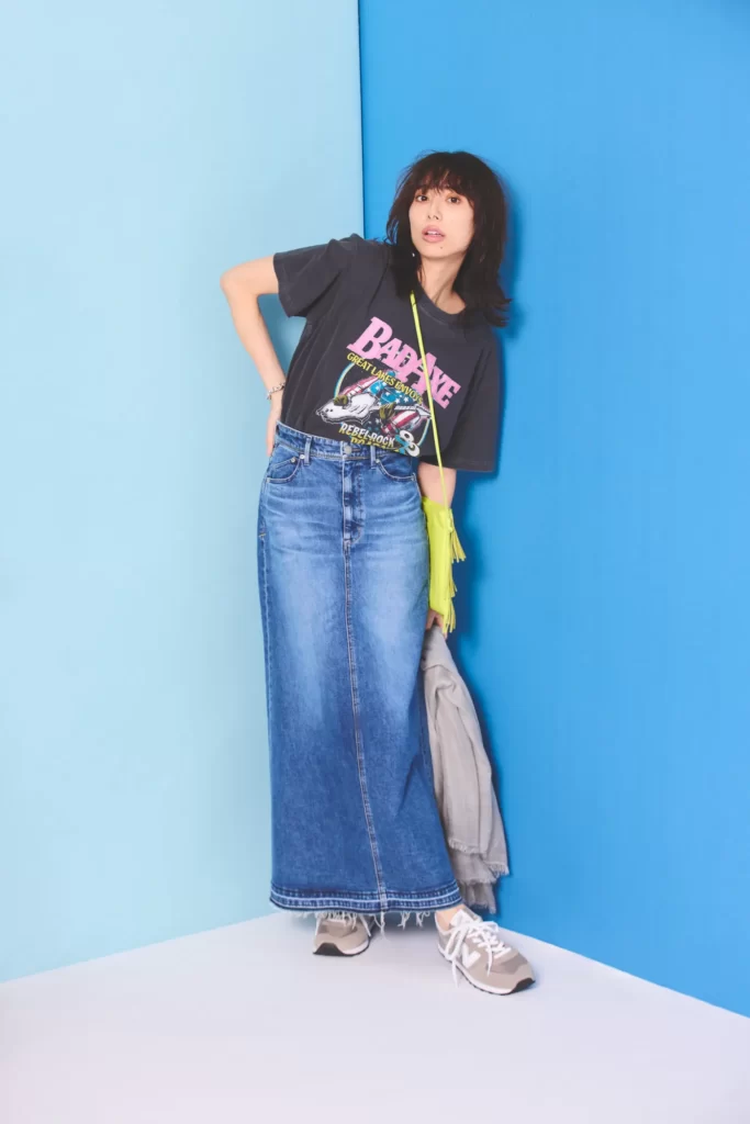 タイトフィットタイプのデニムロングスカートと、オーバーサイズのプリントTシャツのコーデ。