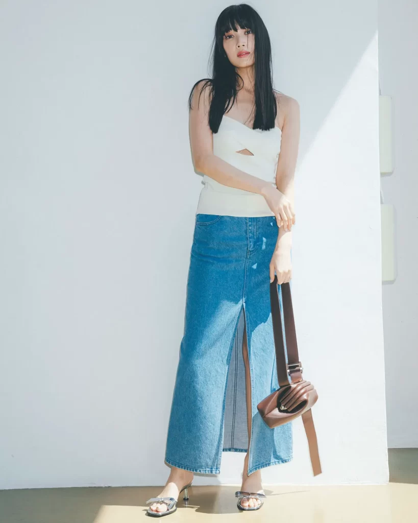 スリットが大胆に入ったデニムスカート×ベアトップでヘルシー肌見せコーデに。