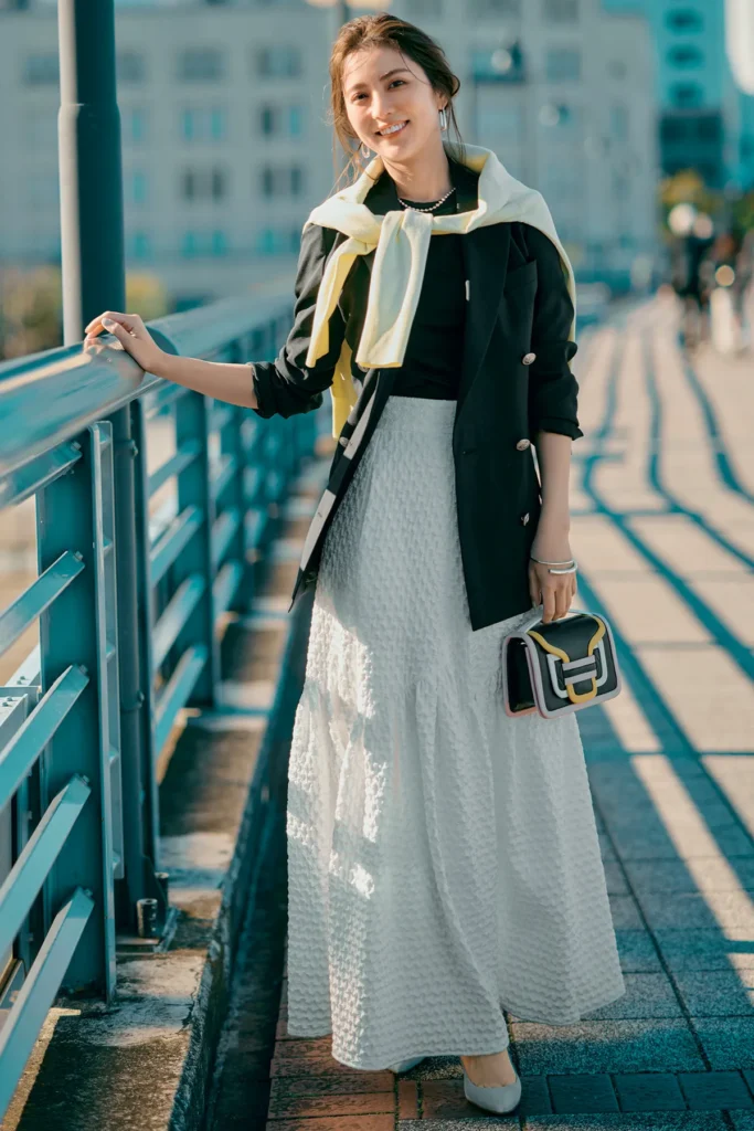 白フレアスカート×ジャケット×きれい色ニットのコーディネート