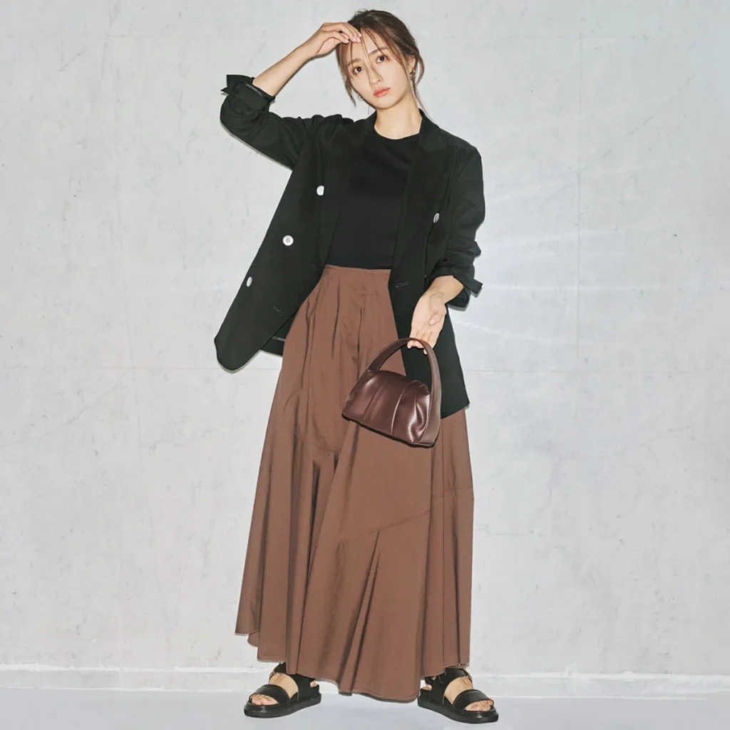 ブラウンフレアスカート×黒ジャケットのコーディネート