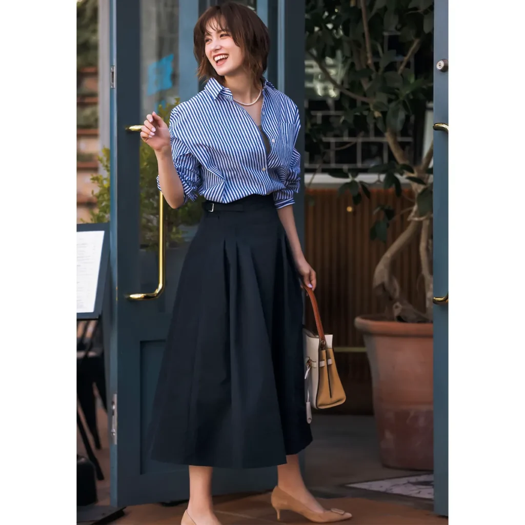 ネイビーフレアスカート×青ストライプシャツのコーディネート