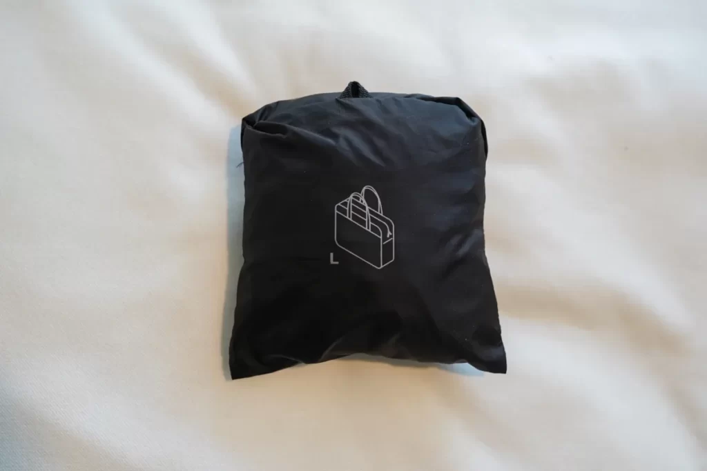 「たためる　撥水ボストンバッグ」がコンパクトに畳まれている写真