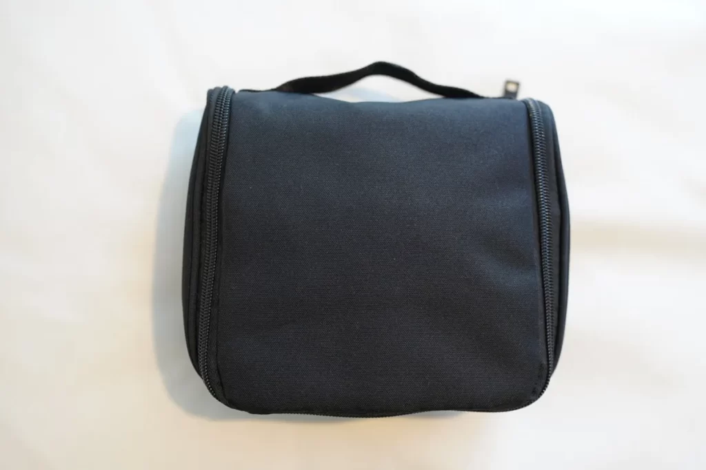 「ポリエステル吊るして使える洗面用具ケース」を畳んでいる写真