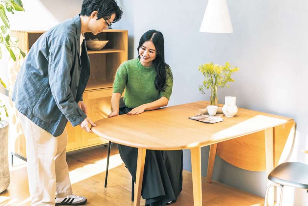 読者カップルと探す「長く使える名品家具」【伸長式が便利な北欧