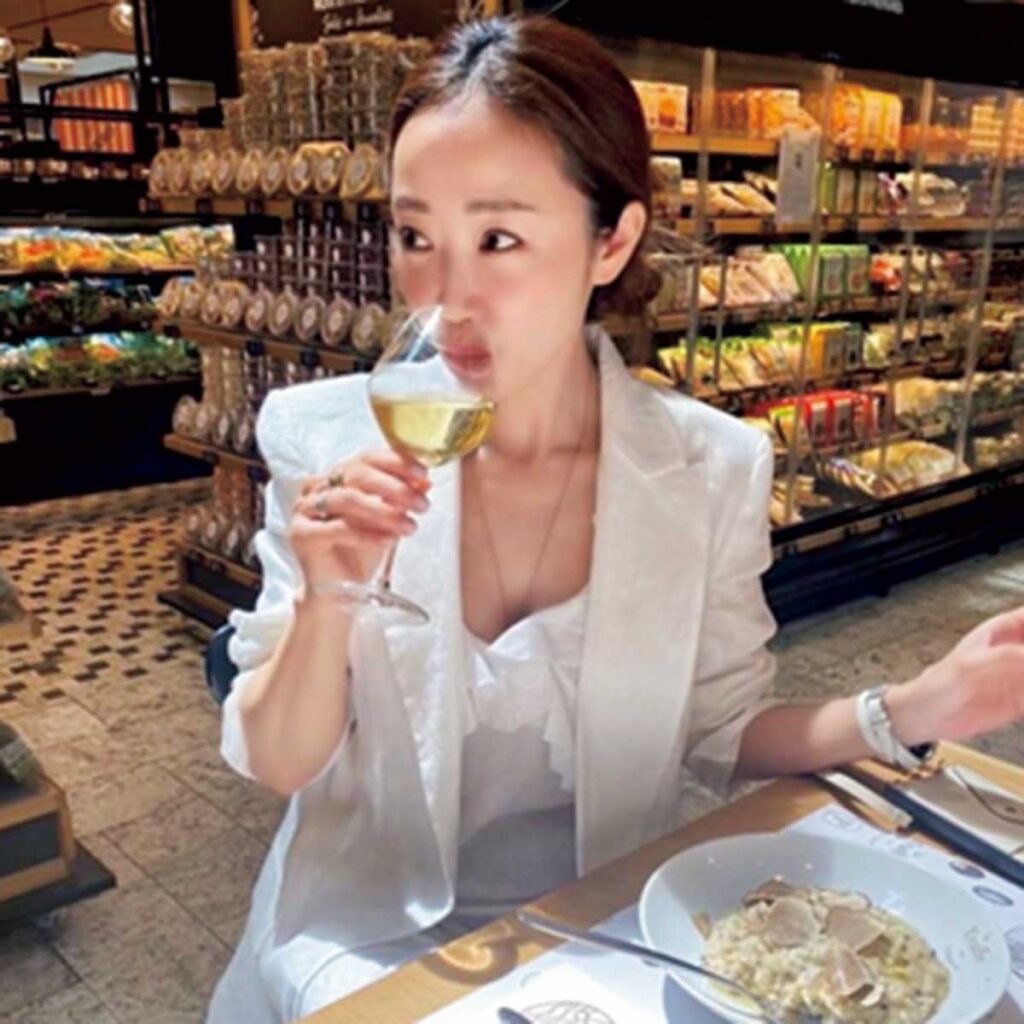 極美品✨カデュネ 神崎恵コラボノーカラージャケットアルページュストーリー 36 CADUNEとのコラボ🤍🖤💙 着ている画像があったので、並べてみ