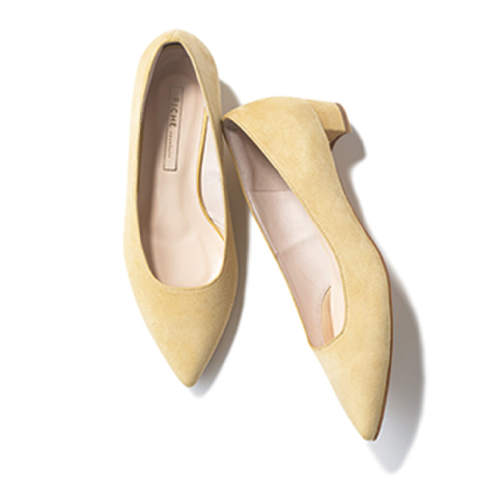 撥水機能付きスウェードちびヒール 前滑り防止＆3㎝ヒールで抜群の歩きやすさ。パンプス￥20,350（ピシェ アバハウス／アバハウス インターナショナル オンラインストア）