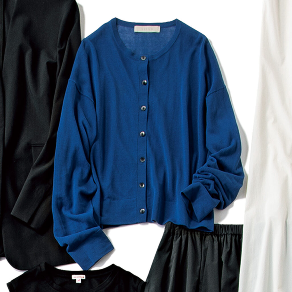 カーディガン 肌当たりはサラサラひんやり。清々しいブルー、そしてほんのりシアーなニットは、見た目まで涼やかなのが魅力。カーディガン￥7,990（アンフィーロ／オンワード樫山） ◆撥水・接触冷感・マシン洗い