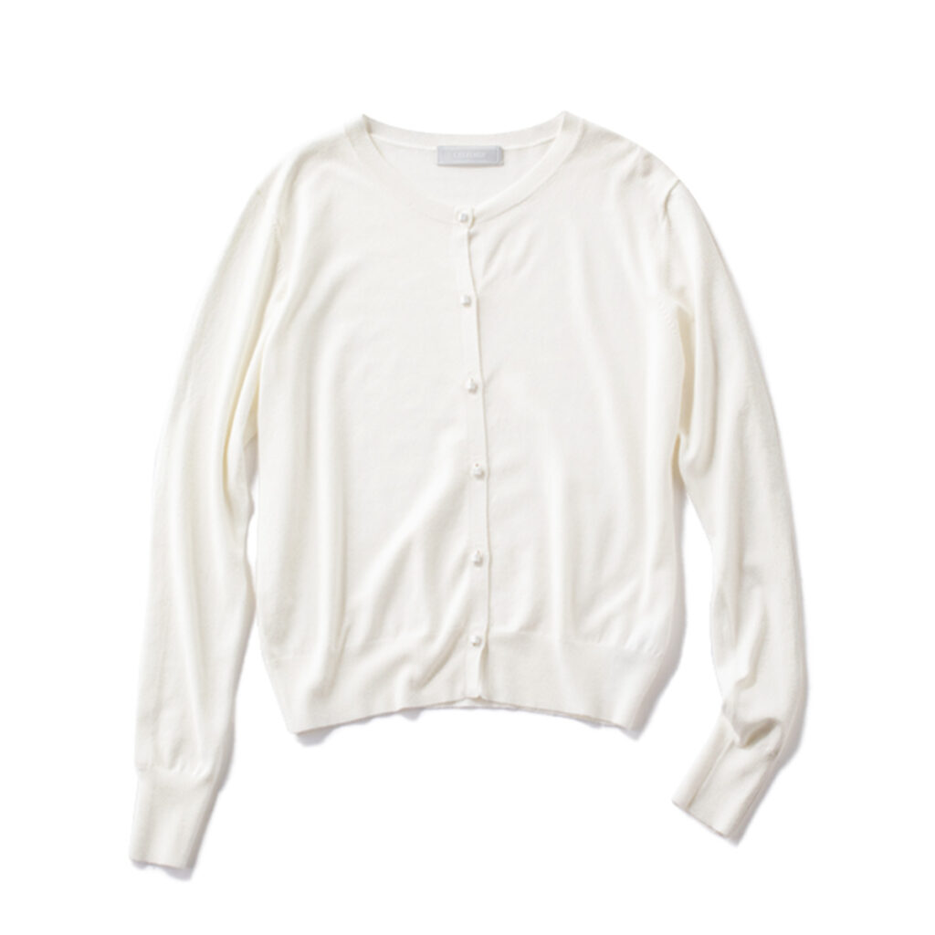 カーディガン 羽織りはもちろん、1枚で着ても決まるクルーネックのジャストサイズ。￥15,400（CELFORD／CELFORD ルミネ新宿2店）