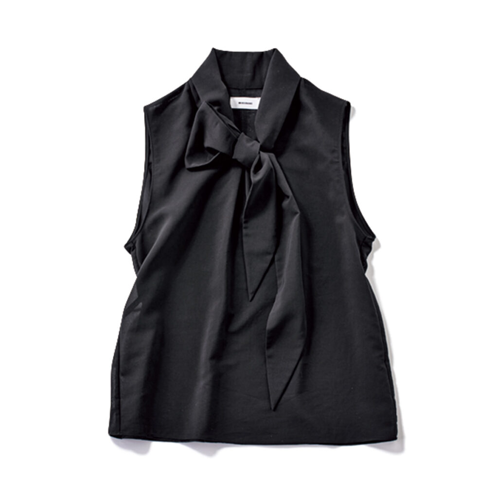 ボウタイブラウス リボンの結び方次第で仕事もデートも対応できる着回しの味方。ハンサムに着られる黒で取り入れたい。￥18,700（MIESROHE）