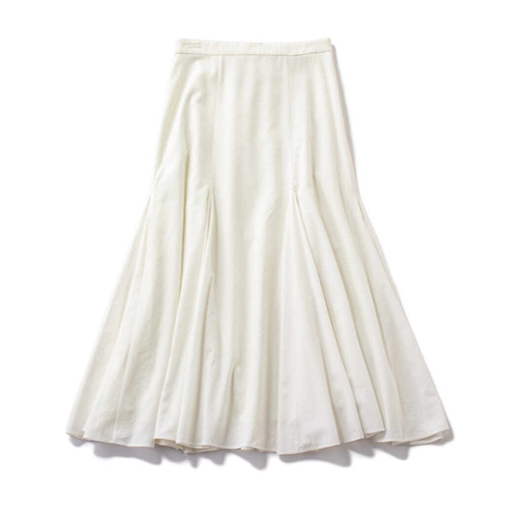 フレアスカート 使いやすいクリアな白。歩くたびにドラマティックに揺れるフレアラインで、ワンツーコーデも華やかに。￥22,000（マイストラーダ）