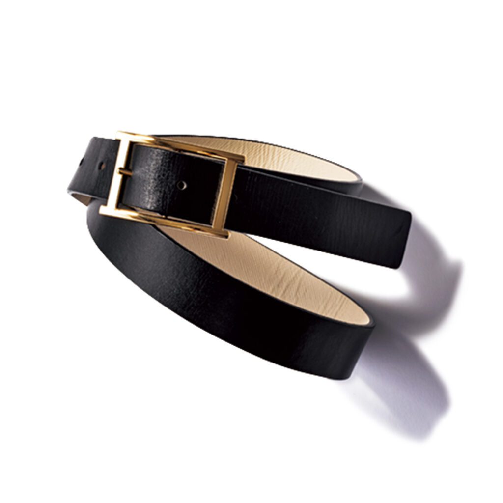 レザーベルト 主張しすぎないワイドと、シンプルなゴールドのスクエアバックルがモノトーンのアクセントに最適。￥9,900（アンタイトル）