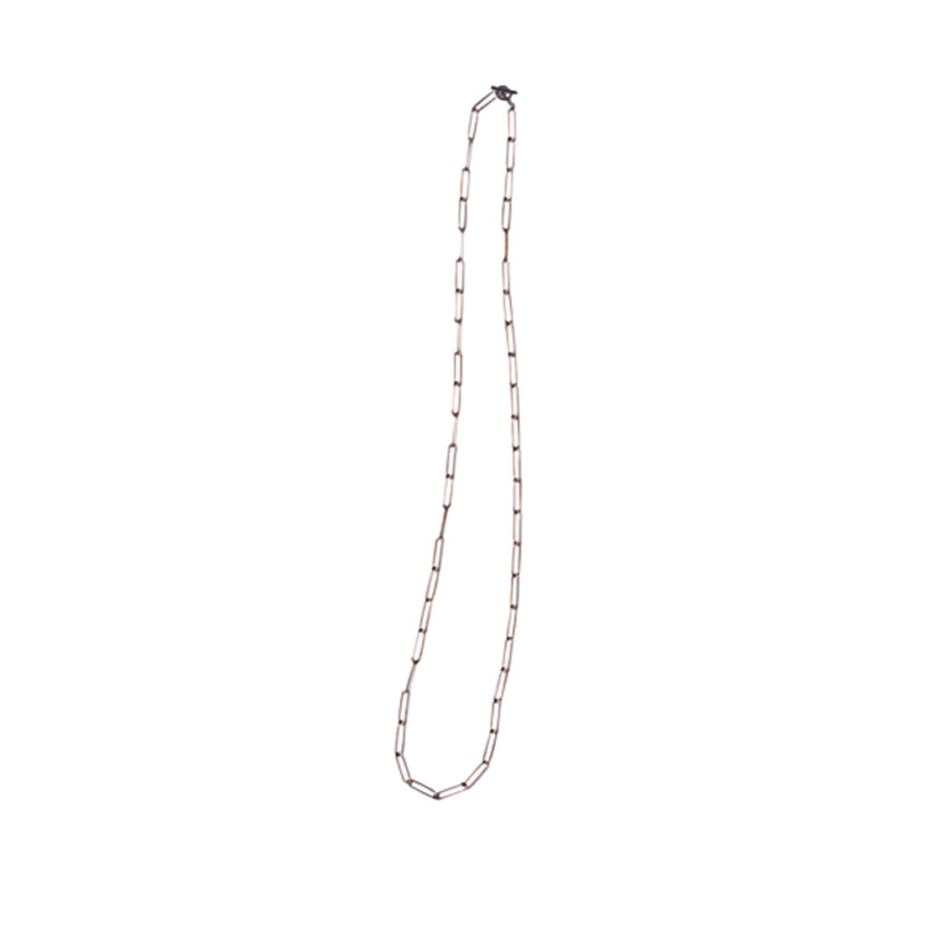 シルバーネックレス 強すぎず、でもさりげない存在感で寂しくなりがちな顔まわりを盛り上げます。シルバーが涼しげな印象を後押し。￥49,500（マリハ）