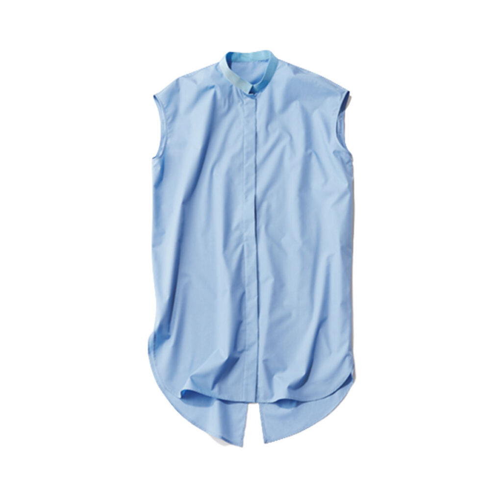 ブルーシャツ 好印象を叶える清々しいブルー。シャツ￥23,100（LE PHIL／LE PHIL NEWoMan新宿店）