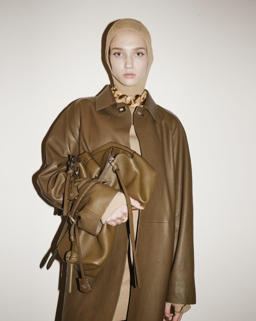 キレイ美品✨本物FENDI フェンディ✨可愛くて上品♡トップス✨(^^) 可愛い☆≡フェンディ 偽物 ショルダーバッグ バイ ザ ウェイ