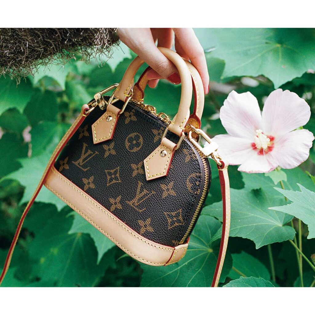 ルイ・ヴィトン】ミニバッグでフッ軽に！スマホとカメラとリップ