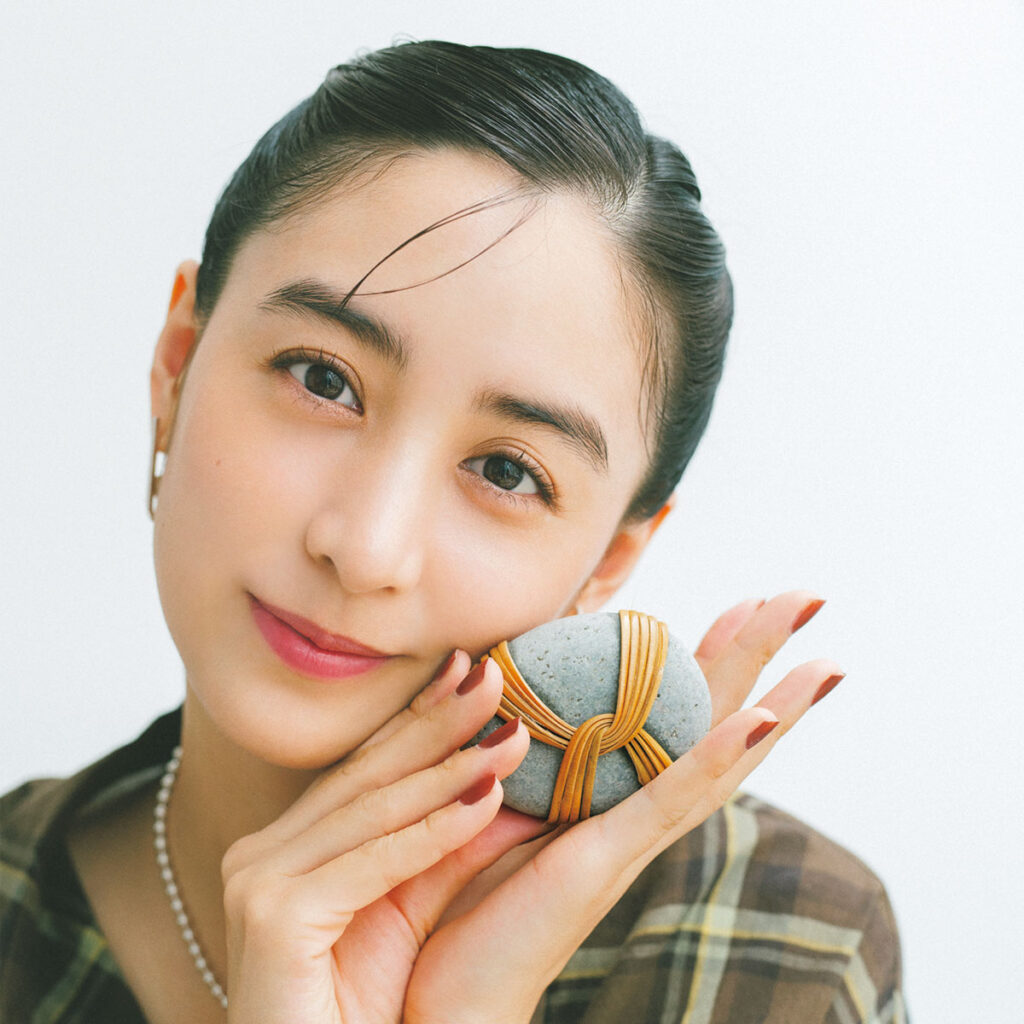 【状態良好】山本美月さん着用☆クレストブリッジ☆ループツイードヘリンボーンケープ 山本美月さん、サンローランを愛用中！秋服に効かせたい【新型
