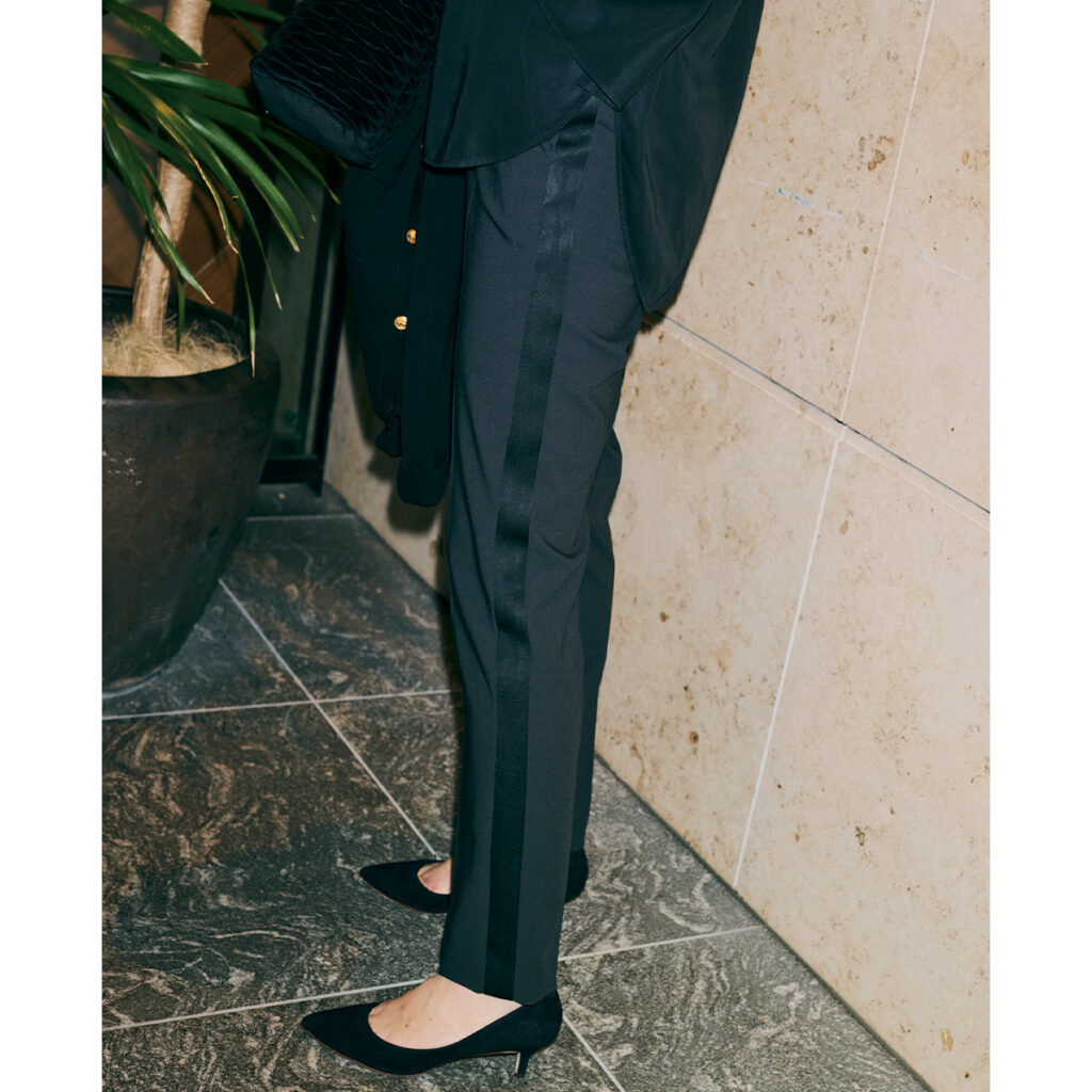 黒のラインパンツ