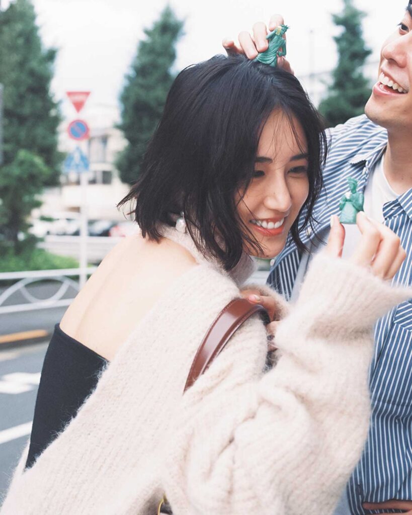 バックシャンニットのコーデ