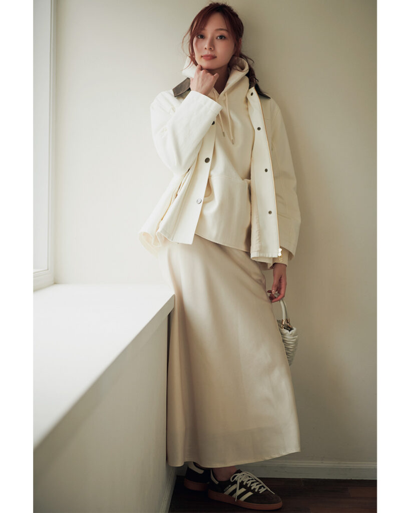 ホワイトの異素材ミックスワントーンコーデ