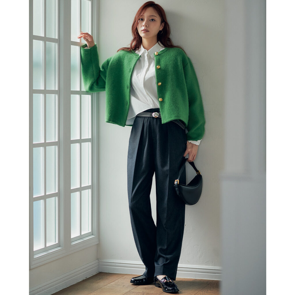 グリーンのニットジャケットのコーデ