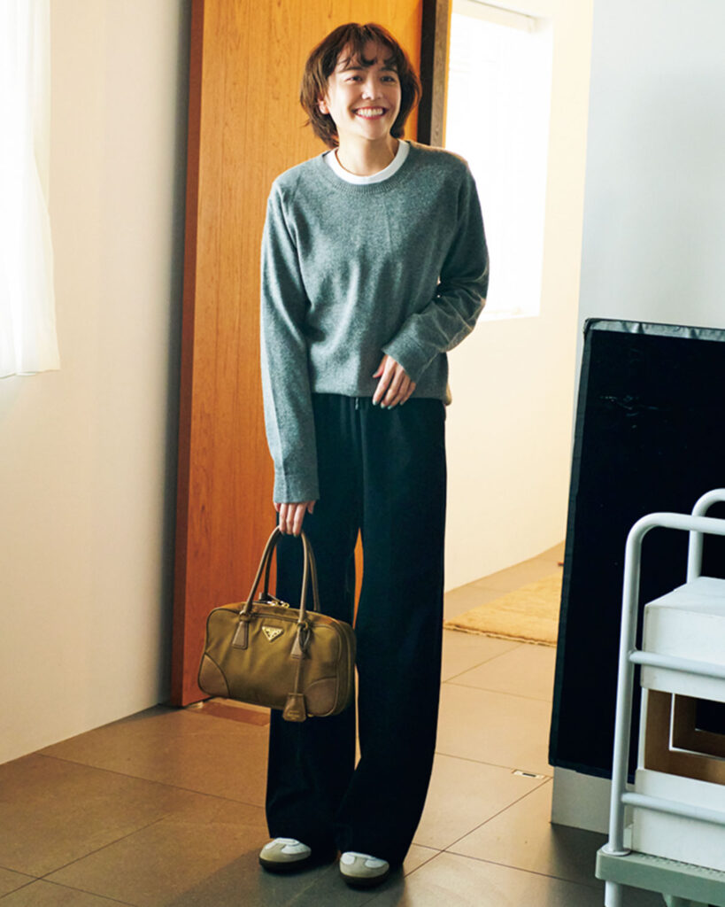 グレーニットに黒パンツのコーデ