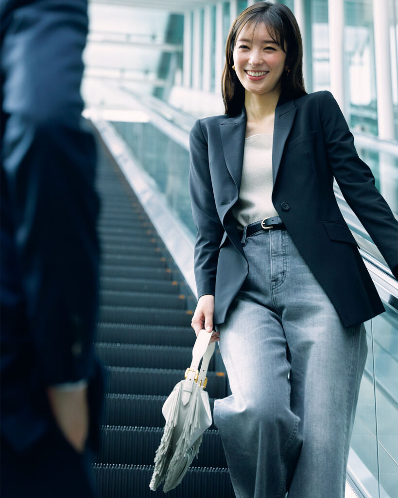 ジャケットにデニムのコーデ