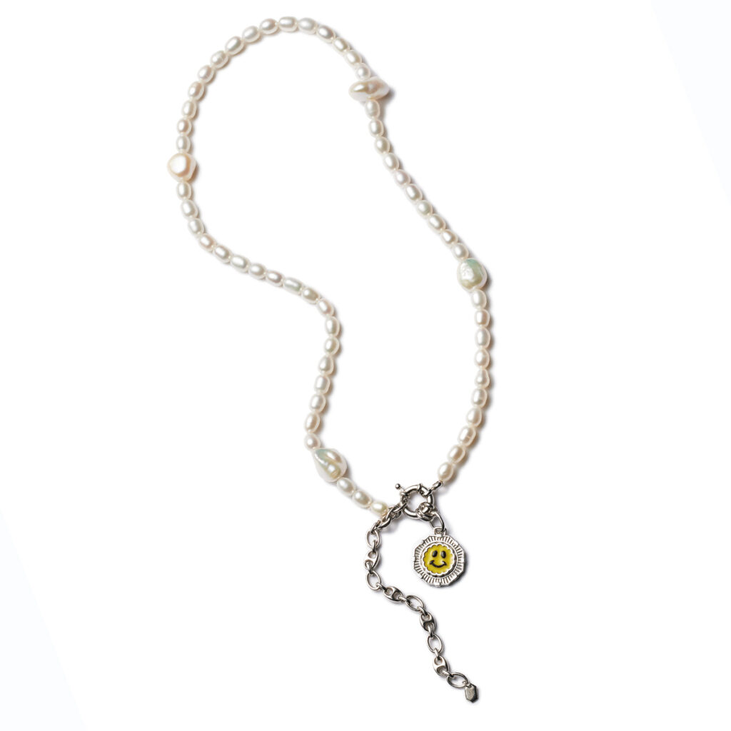 大きさの異なるパールとスマイルマークのネックレス