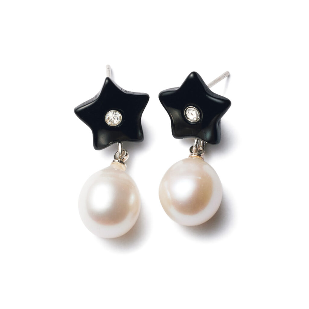 モノトーン配色のパールネックレス