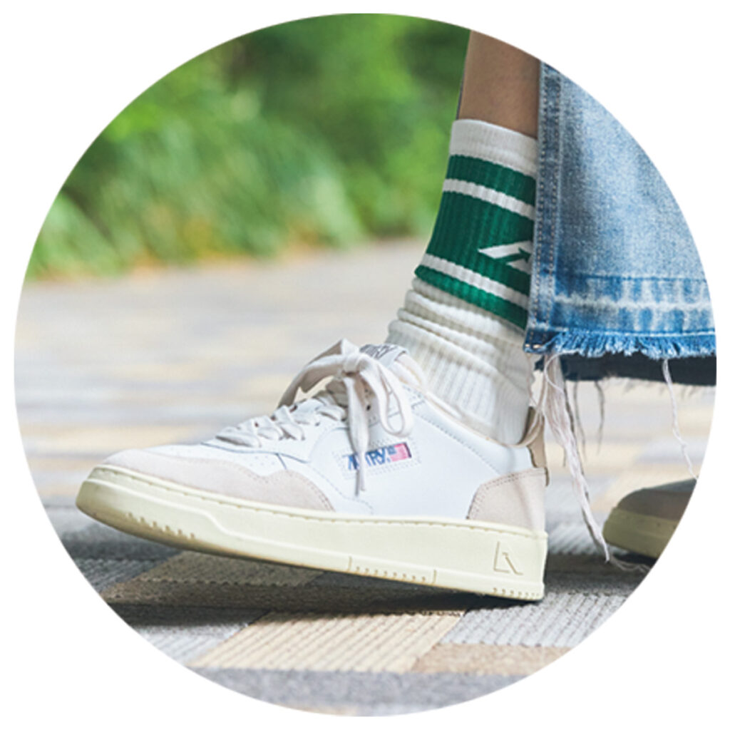 白スニーカーにラインソックス