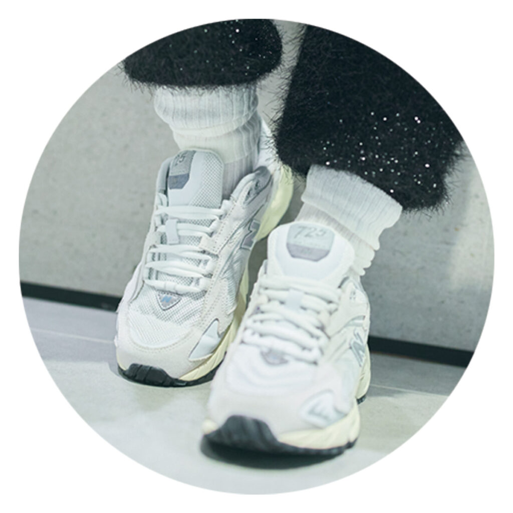 白スニーカーに白ソックス