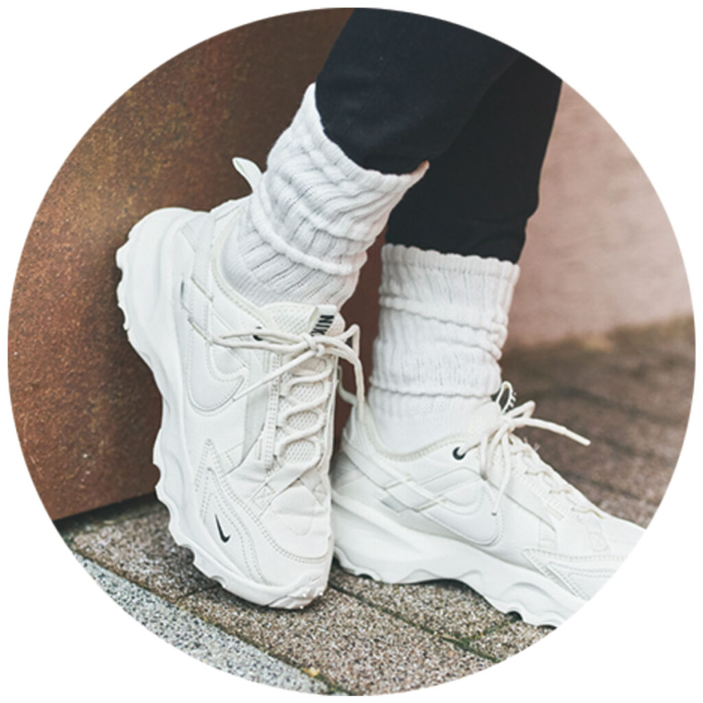 黒スキニー×白ソックス