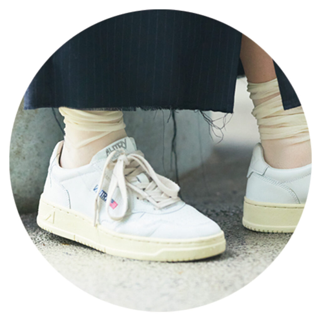 シアーソックスに白スニーカー