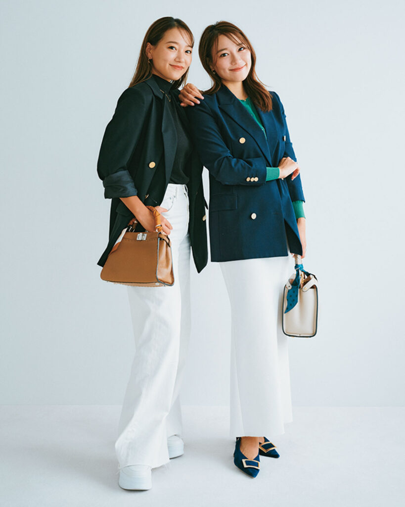 ダブルジャケットに白ボトムスの双子コーデ