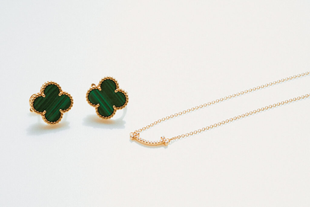 Van Cleef & ArpelsのピアスとTiffanyのTスマイルネックレス