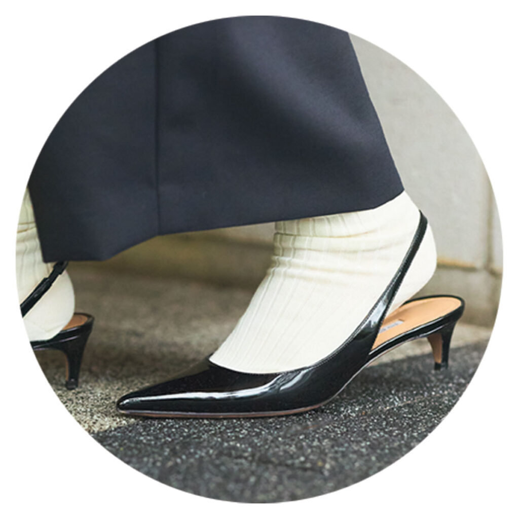 バックストラップパンプス×白ソックス