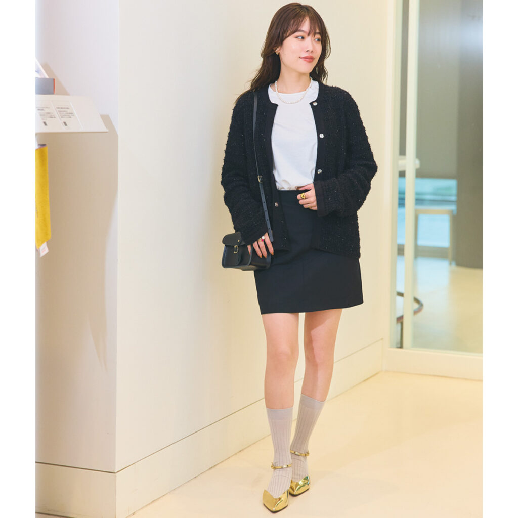 ツイードカーデにミニスカートのコーデ