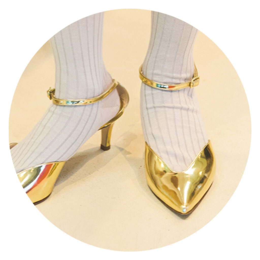 派手色パンプス×ソックス