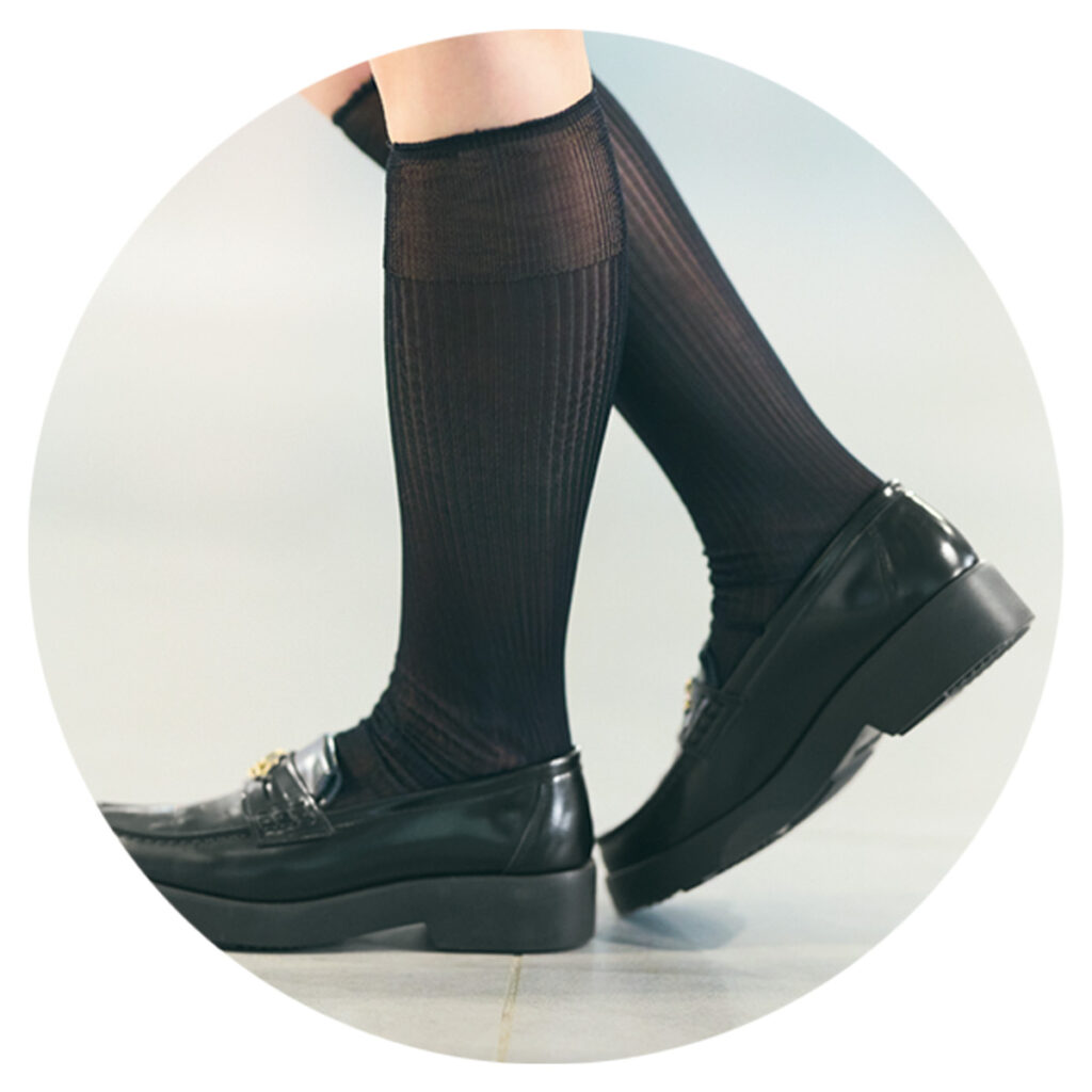 黒のシアーソックス×ローファー