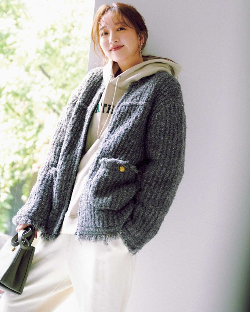 グレーのニットジャケットコーデ