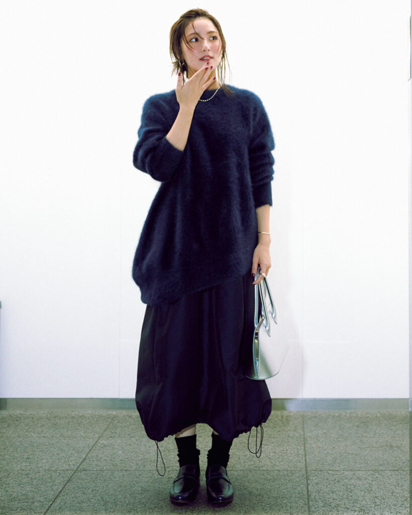 ふわもこニットとバルーンスカートのネイビーコーデ