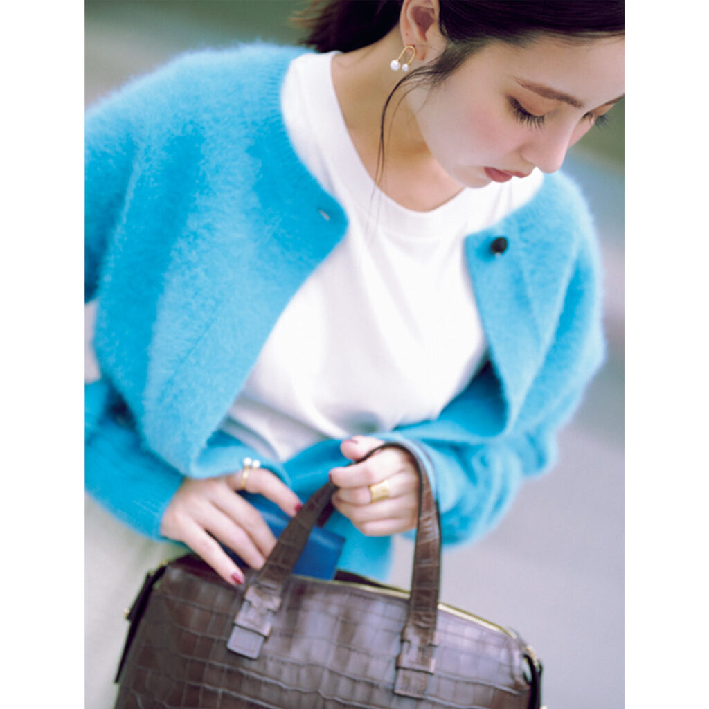 ブルーの短丈カーディガン